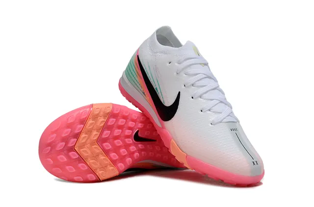 Nike সাদা গোলাপি কনিট উপর গ্রেডিয়েন্ট গ্রাফিক ইনডোর সকার জুতা 4