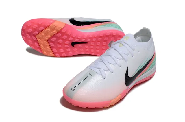 Nike সাদা গোলাপি কনিট উপর গ্রেডিয়েন্ট গ্রাফিক ইনডোর সকার জুতা 5