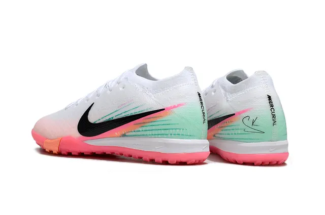 Nike সাদা গোলাপি কনিট উপর গ্রেডিয়েন্ট গ্রাফিক ইনডোর সকার জুতা 6