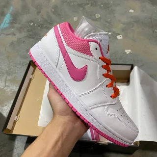 Nike أبيض وردي منخفض ياقة مبطنة حذاء رياضي أسلوب حياة