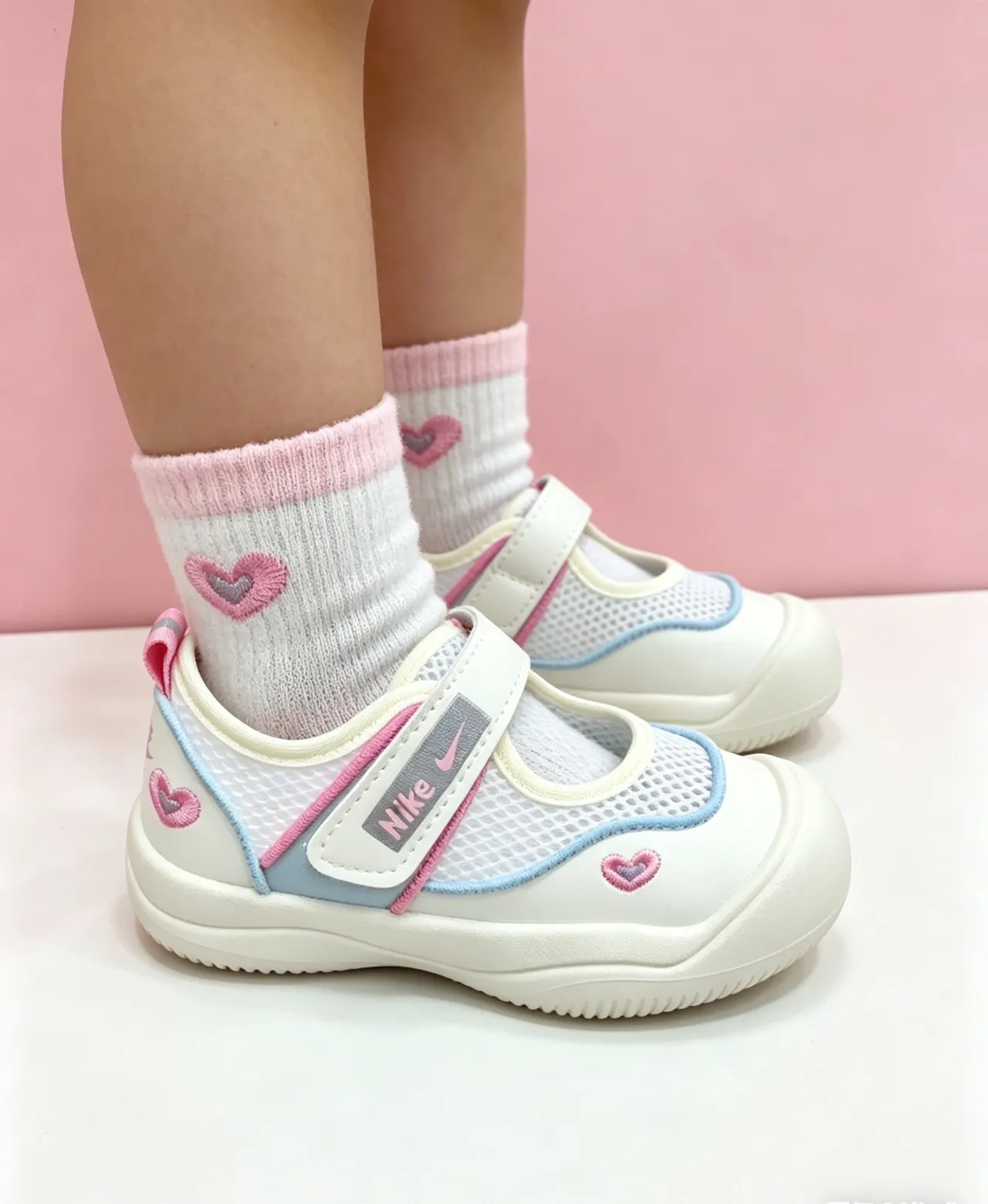 نيك حذاء ماري جين أبيض ووردي مع T-Strap وجزء علوي من الشبكة 15