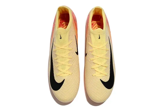 Nike Chaussures de football jaune rose coupe basse upper tricoté semelle translucide orange sol ferme 2