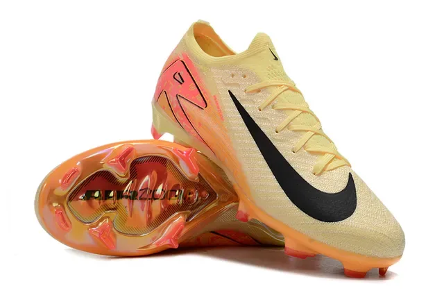 Nike Chaussures de football jaune rose coupe basse upper tricoté semelle translucide orange sol ferme 3