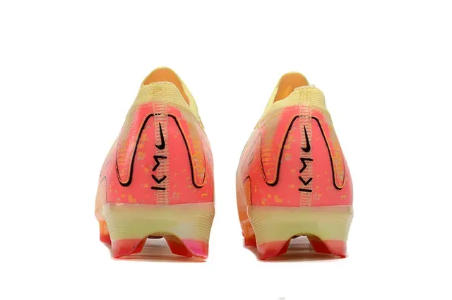 Nike Chaussures de football jaune rose coupe basse upper tricoté semelle translucide orange sol ferme 4