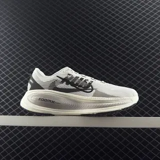 Nike ZoomX সাদা কালো শ্বাস-প্রশ্বাসযোগ্য বুনন উপরের অংশ খোদাই করা স্তরযুক্ত মিডসোল দৌড়ানোর জুতো