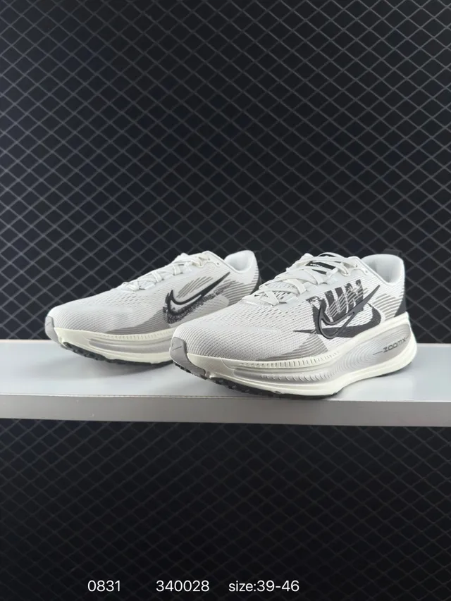 Nike ZoomX White Black Breathable Knit Upper Sculpted Layered Midsole Running Shoes 2