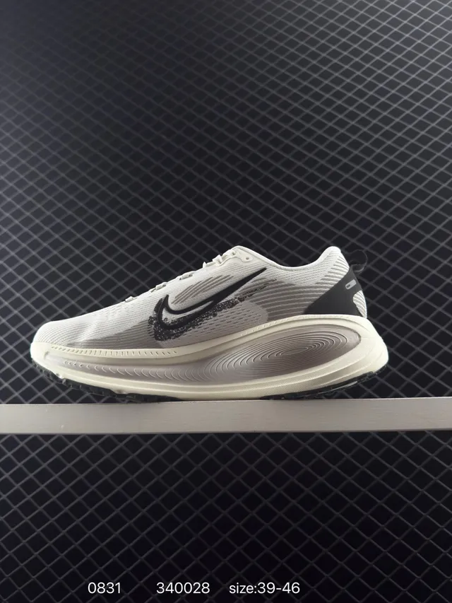 Nike ZoomX White Black Breathable Knit Upper Sculpted Layered Midsole Running Shoes 5
