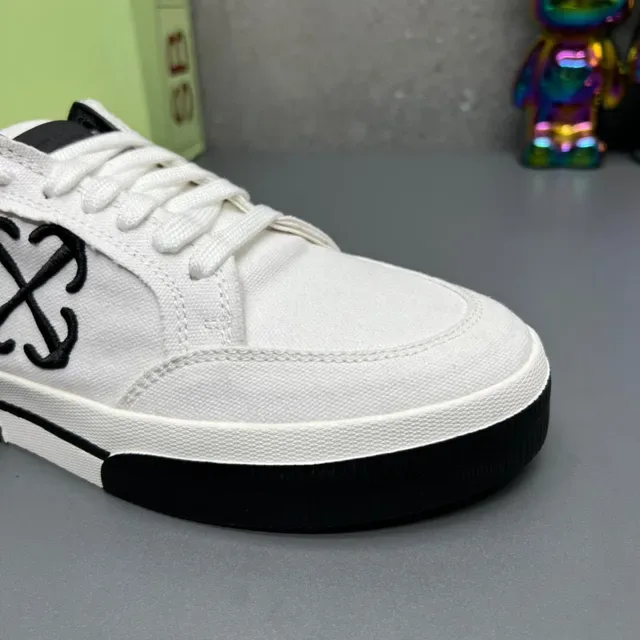 Off-White Black Canvas Upper Contrast Lifestyle Sneakers 4