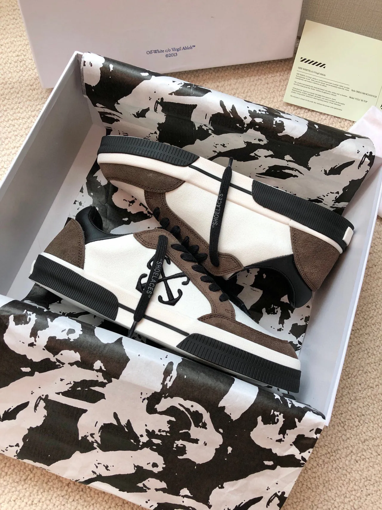 Off-White 棕色低帮帆布和麂皮拼面生活方式运动鞋 2