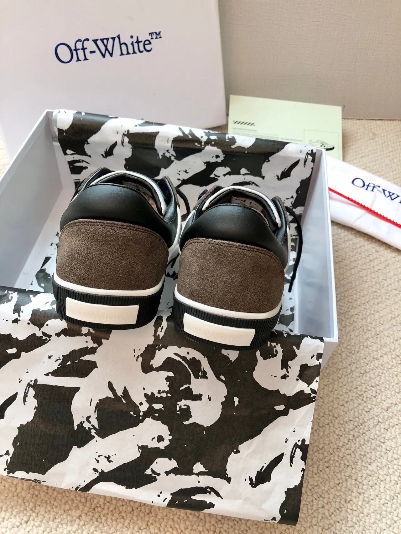 Off-White 棕色低帮帆布和麂皮拼面生活方式运动鞋 9
