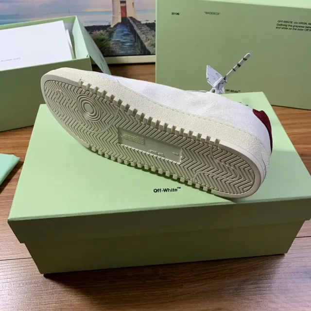 Off-White Diagonal Arrow Low Branco e Borgonha Tênis Lifestyle 2