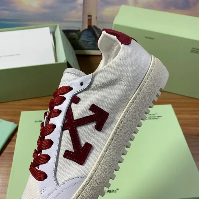 Off-White Diagonal Arrow Low Branco e Borgonha Tênis Lifestyle 3