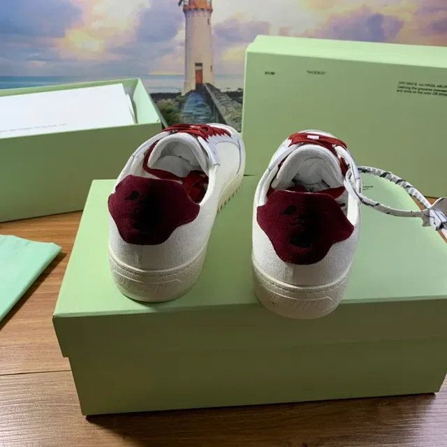 Off-White Diagonal Arrow Low Branco e Borgonha Tênis Lifestyle 6