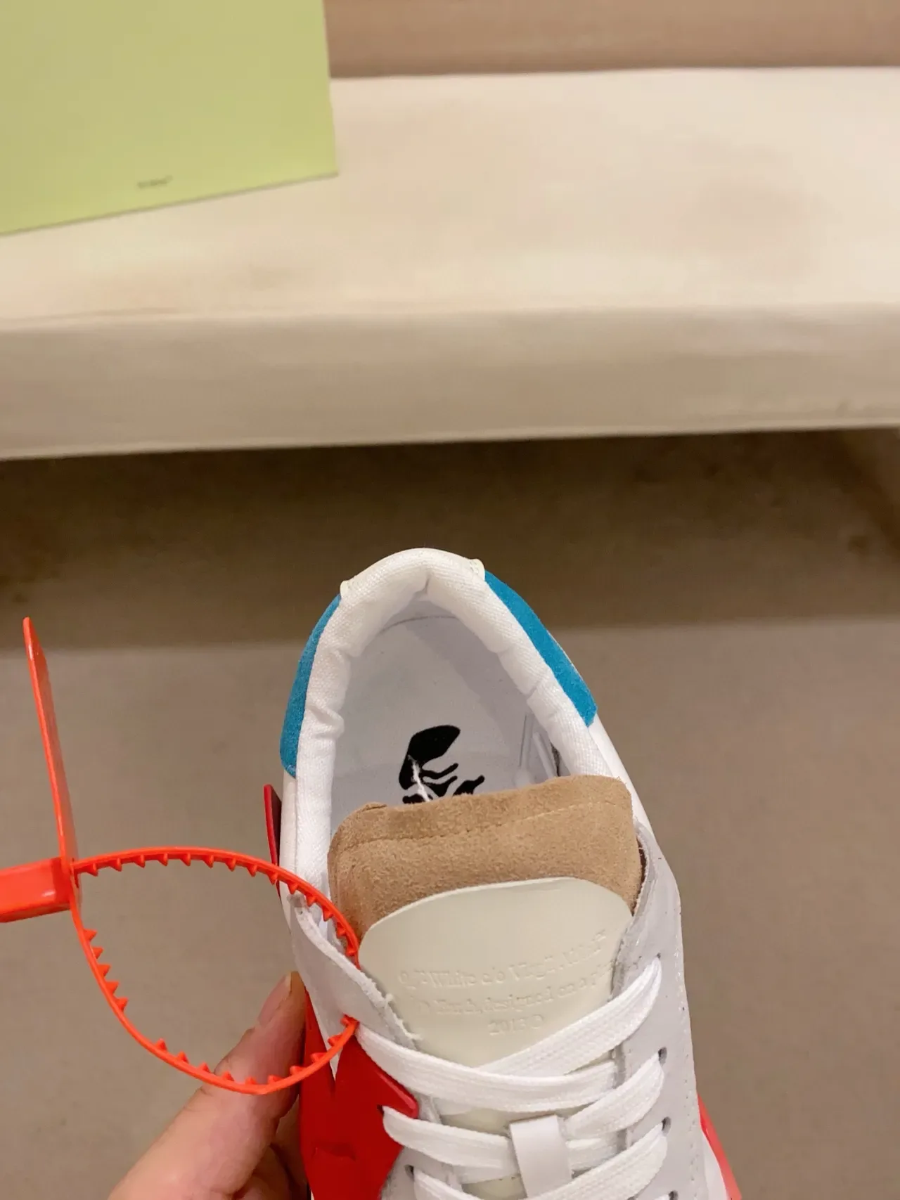 Off-White 红色低帮工业灵感生活方式运动鞋 3