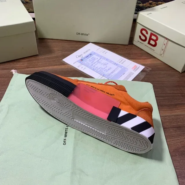 Off-White The Ten Zapatillas Lifestyle Naranja Negro Ante Superior con Logo de Flecha 2