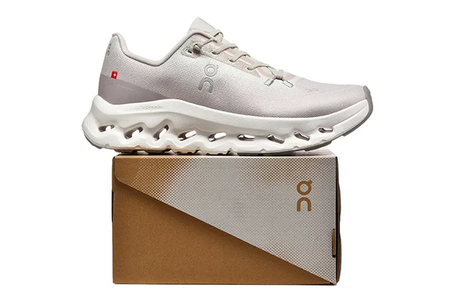 On Beige Blanc Tige Tricot Engineered Sculpted CloudTec Semelle intermédiaire Chaussures de course 2
