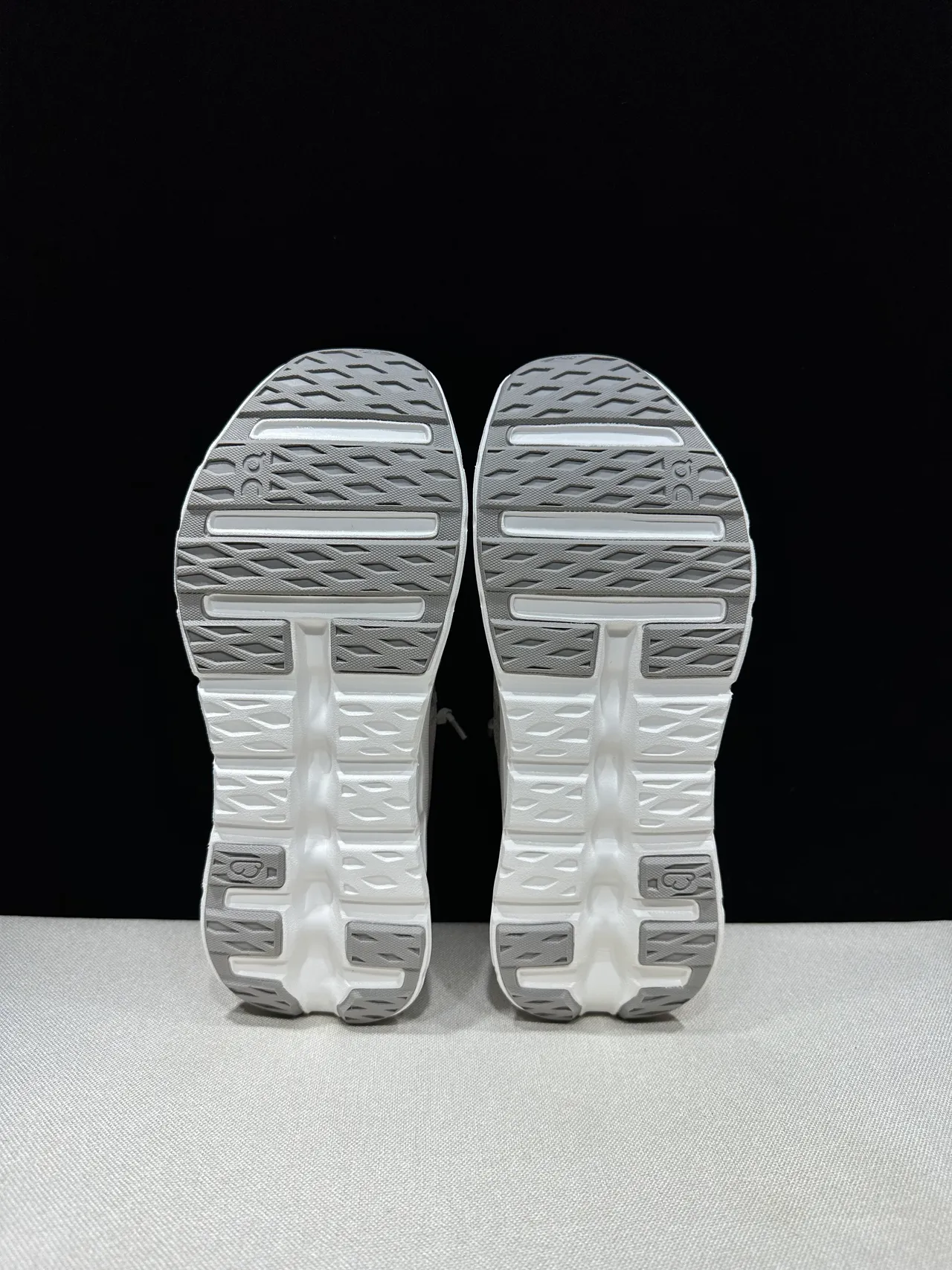On Beige Blanc Tige Tricot Engineered Sculpted CloudTec Semelle intermédiaire Chaussures de course 6