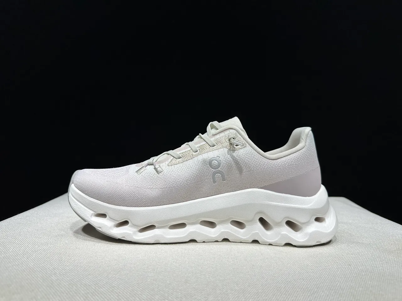 On Beige Blanc Tige Tricot Engineered Sculpted CloudTec Semelle intermédiaire Chaussures de course 7