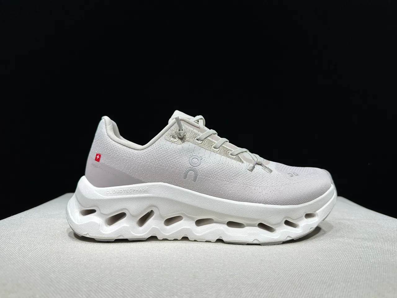 On Beige Blanc Tige Tricot Engineered Sculpted CloudTec Semelle intermédiaire Chaussures de course 8