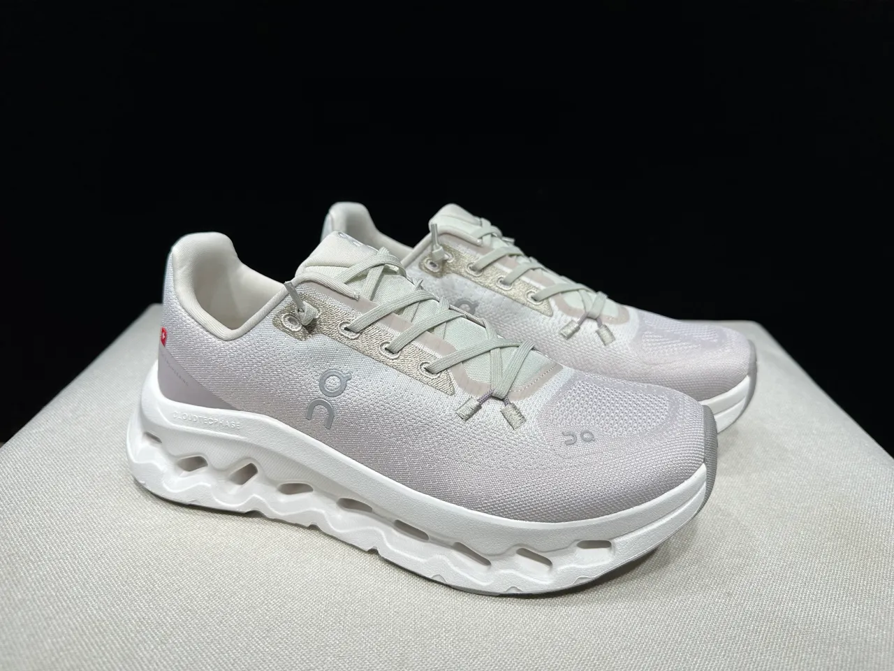 On Beige Blanc Tige Tricot Engineered Sculpted CloudTec Semelle intermédiaire Chaussures de course 9