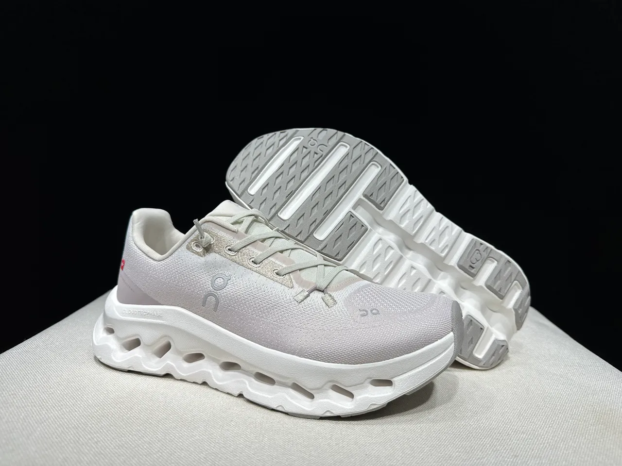 On Beige Blanc Tige Tricot Engineered Sculpted CloudTec Semelle intermédiaire Chaussures de course 10