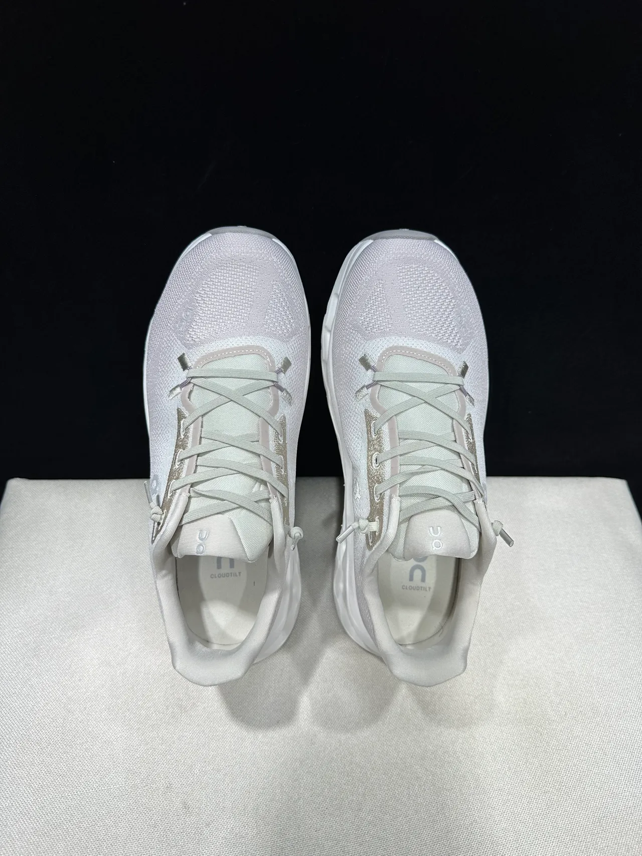 On Beige Blanc Tige Tricot Engineered Sculpted CloudTec Semelle intermédiaire Chaussures de course 11