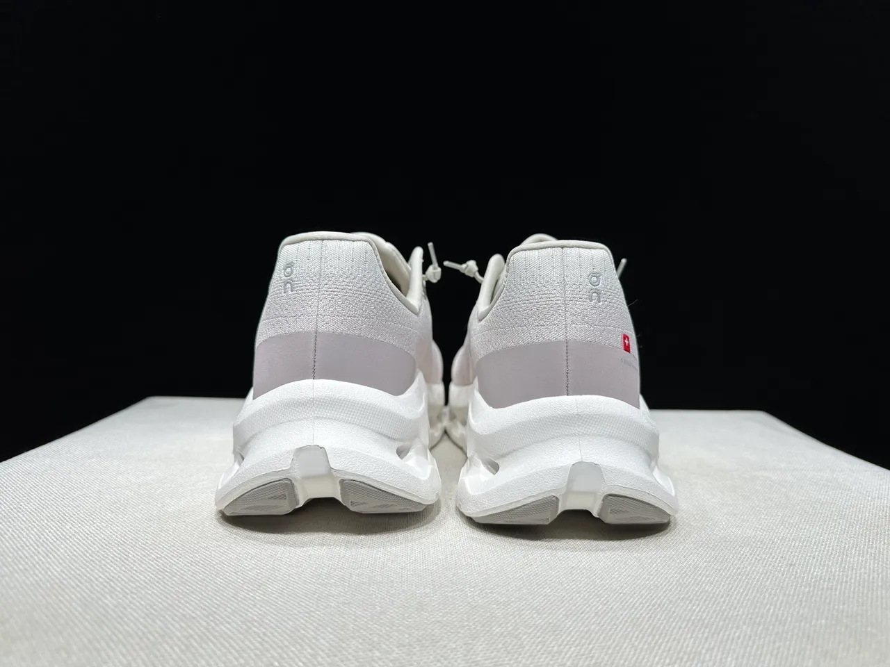 On Beige Blanc Tige Tricot Engineered Sculpted CloudTec Semelle intermédiaire Chaussures de course 12