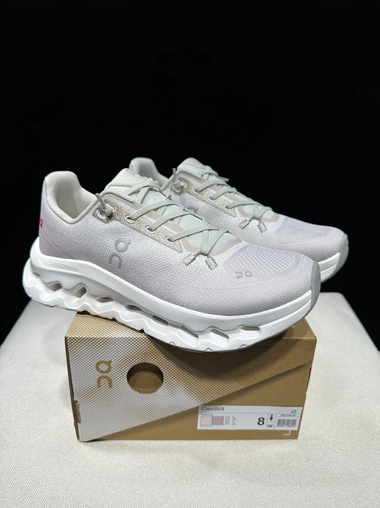 On Beige Blanc Tige Tricot Engineered Sculpted CloudTec Semelle intermédiaire Chaussures de course 13