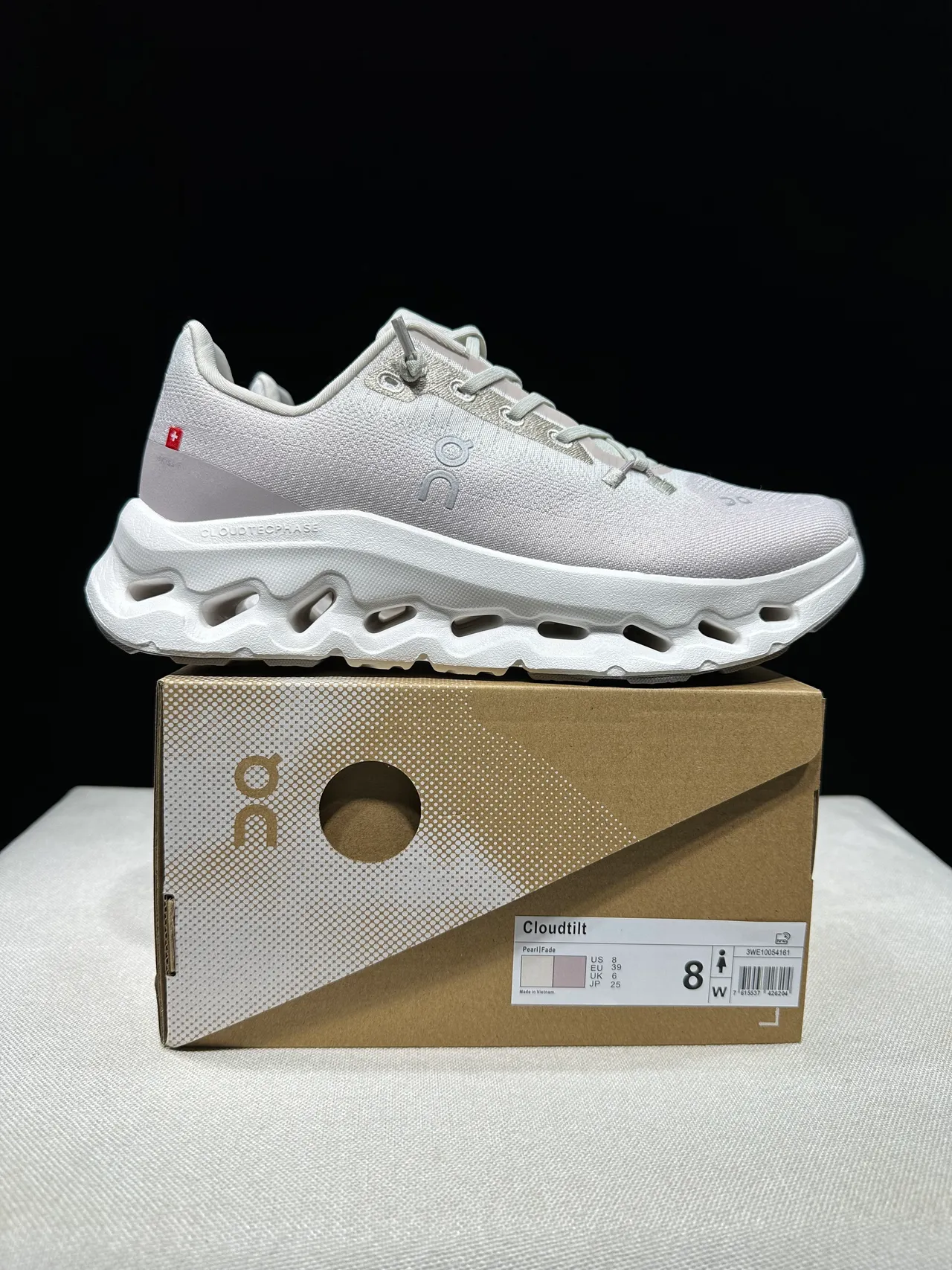 On Beige Blanc Tige Tricot Engineered Sculpted CloudTec Semelle intermédiaire Chaussures de course 14