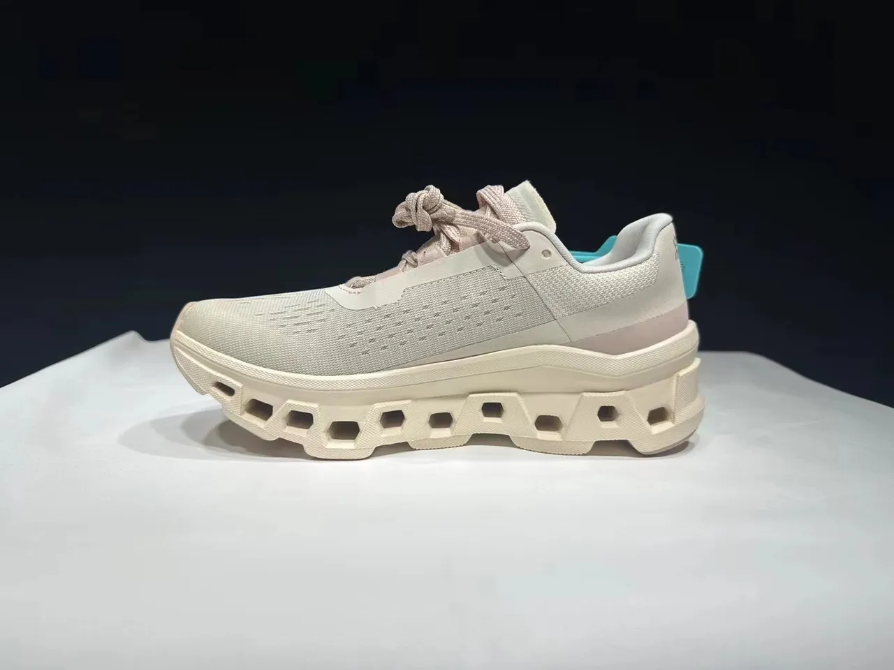 On Cloudmonster Beige Gray 跑鞋 4