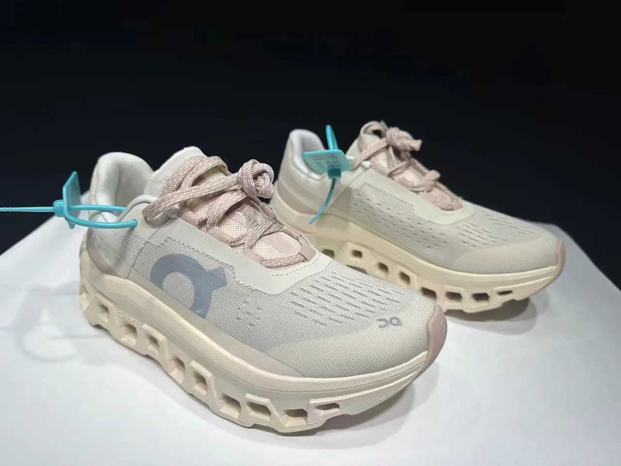 On Cloudmonster Beige Gray 跑鞋 6