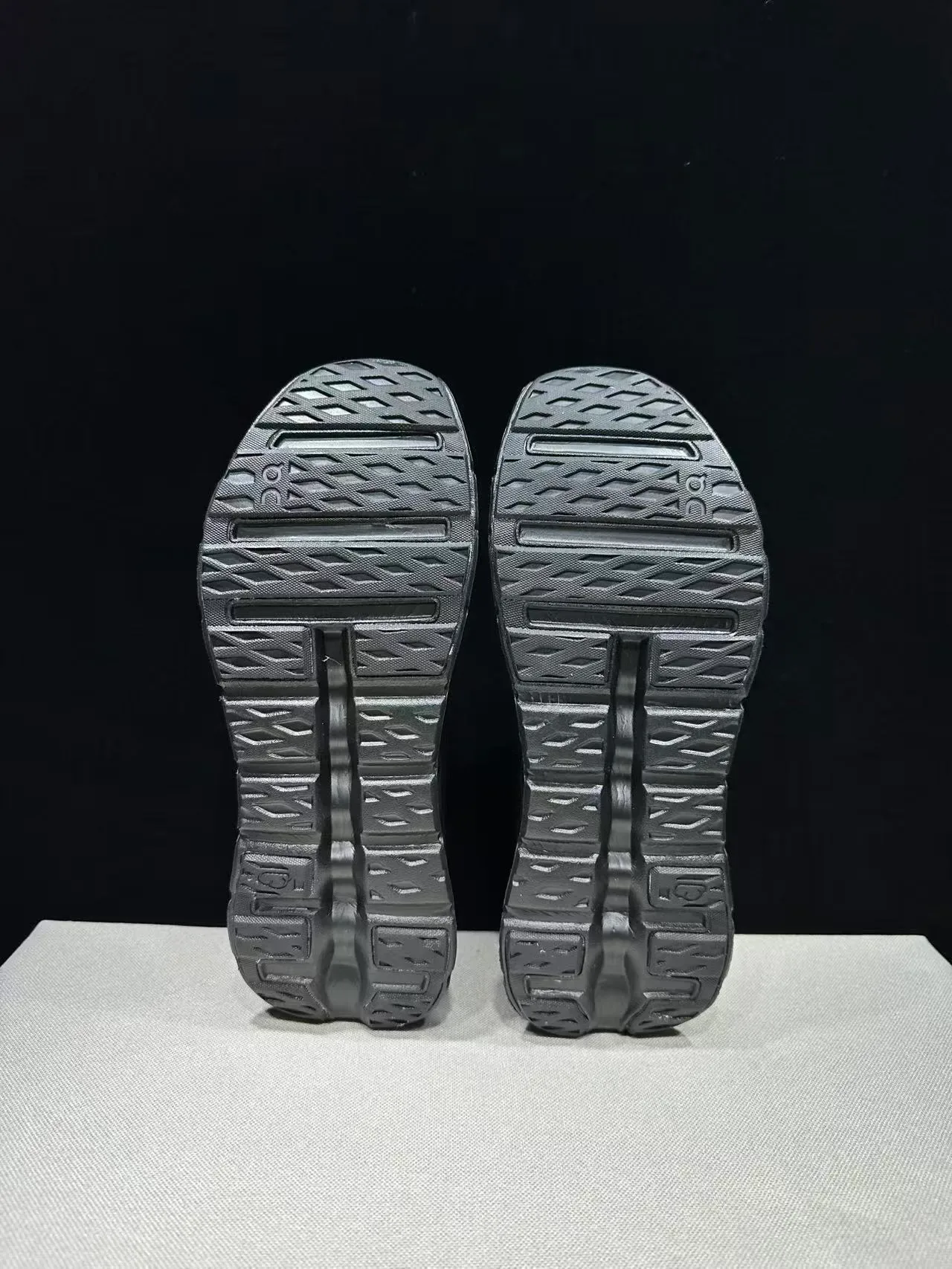 On Cloudmonster monocromo gris zapatillas estilo de vida 2