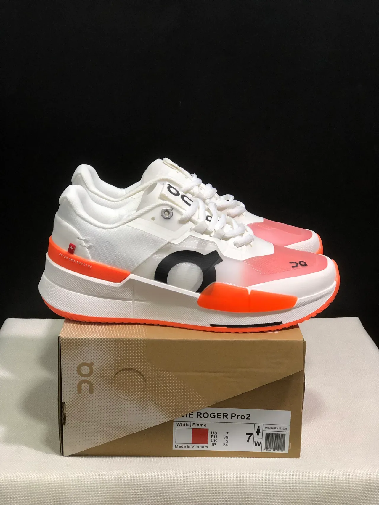 On THE ROGER Pro2 白色火焰生活方式运动鞋 2