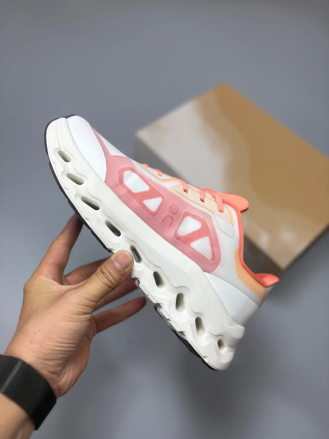 On Blanco Rosa Cloudtec Phase Suela media Perforado Hexagonal Pods Zapatos para correr 3