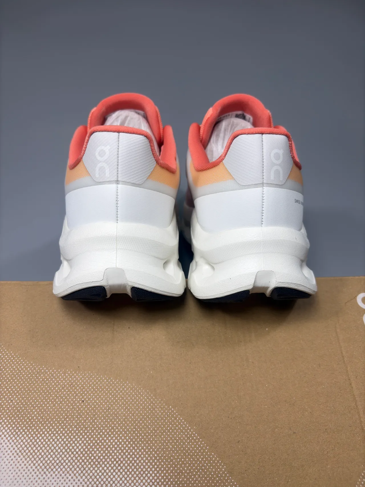 On Blanco Rosa Cloudtec Phase Suela media Perforado Hexagonal Pods Zapatos para correr 5