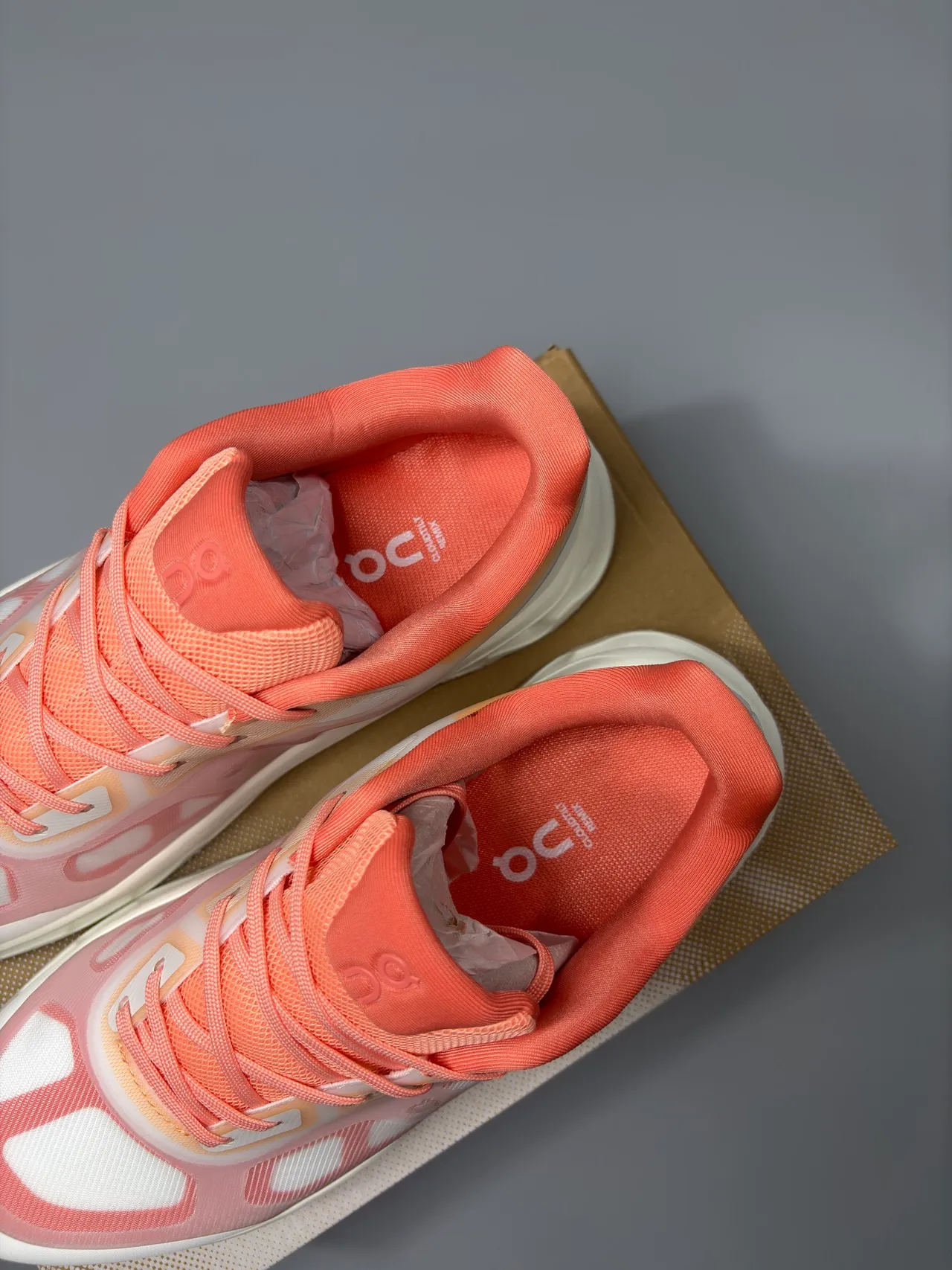 On Blanco Rosa Cloudtec Phase Suela media Perforado Hexagonal Pods Zapatos para correr 8
