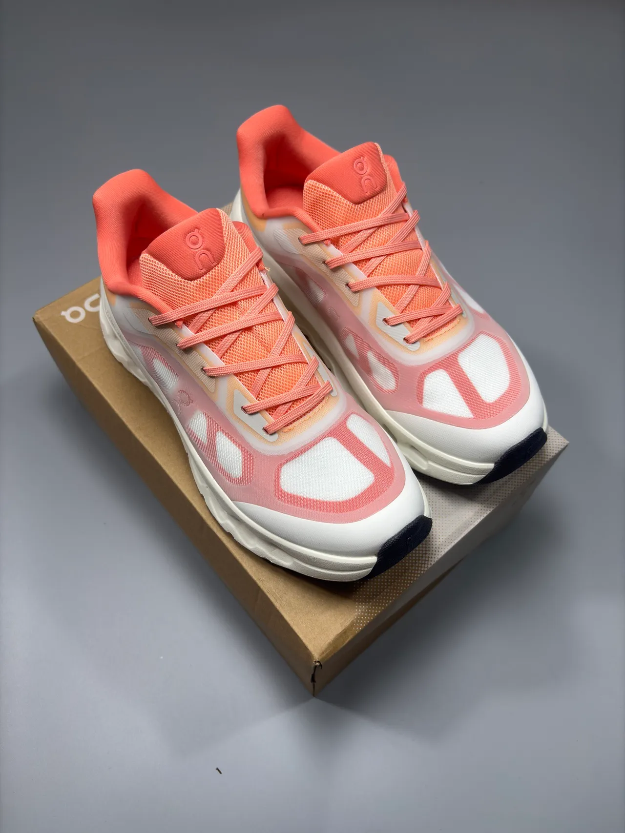 On Blanco Rosa Cloudtec Phase Suela media Perforado Hexagonal Pods Zapatos para correr 9