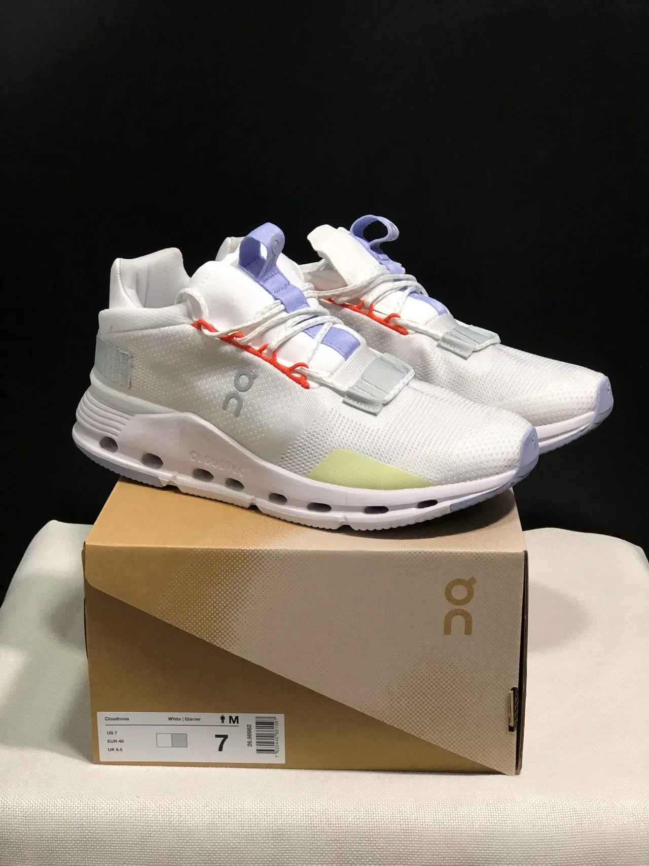 On 白紫色工程网面鞋面中足带式闭合生活方式运动鞋 2