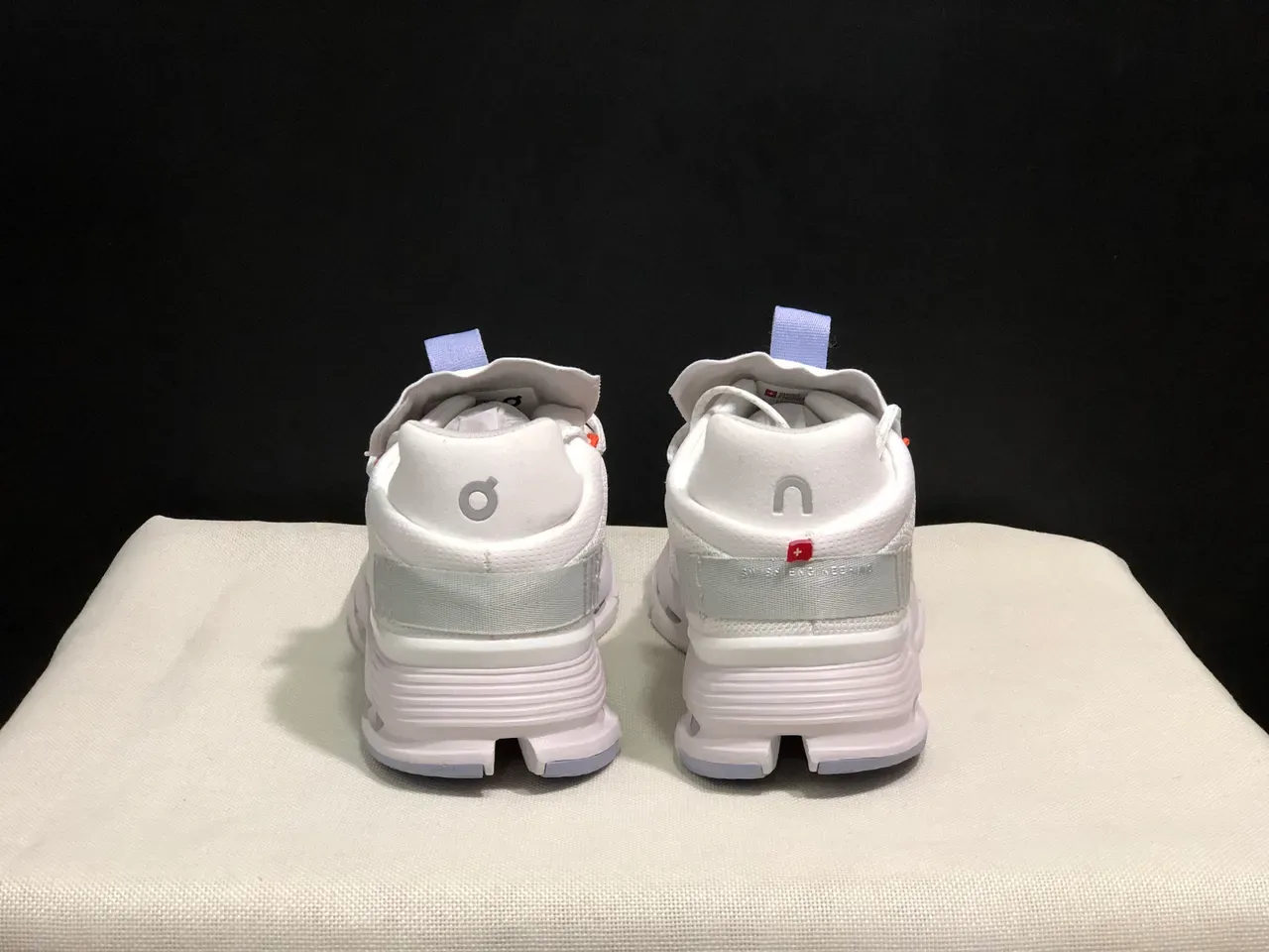 On 白紫色工程网面鞋面中足带式闭合生活方式运动鞋 3