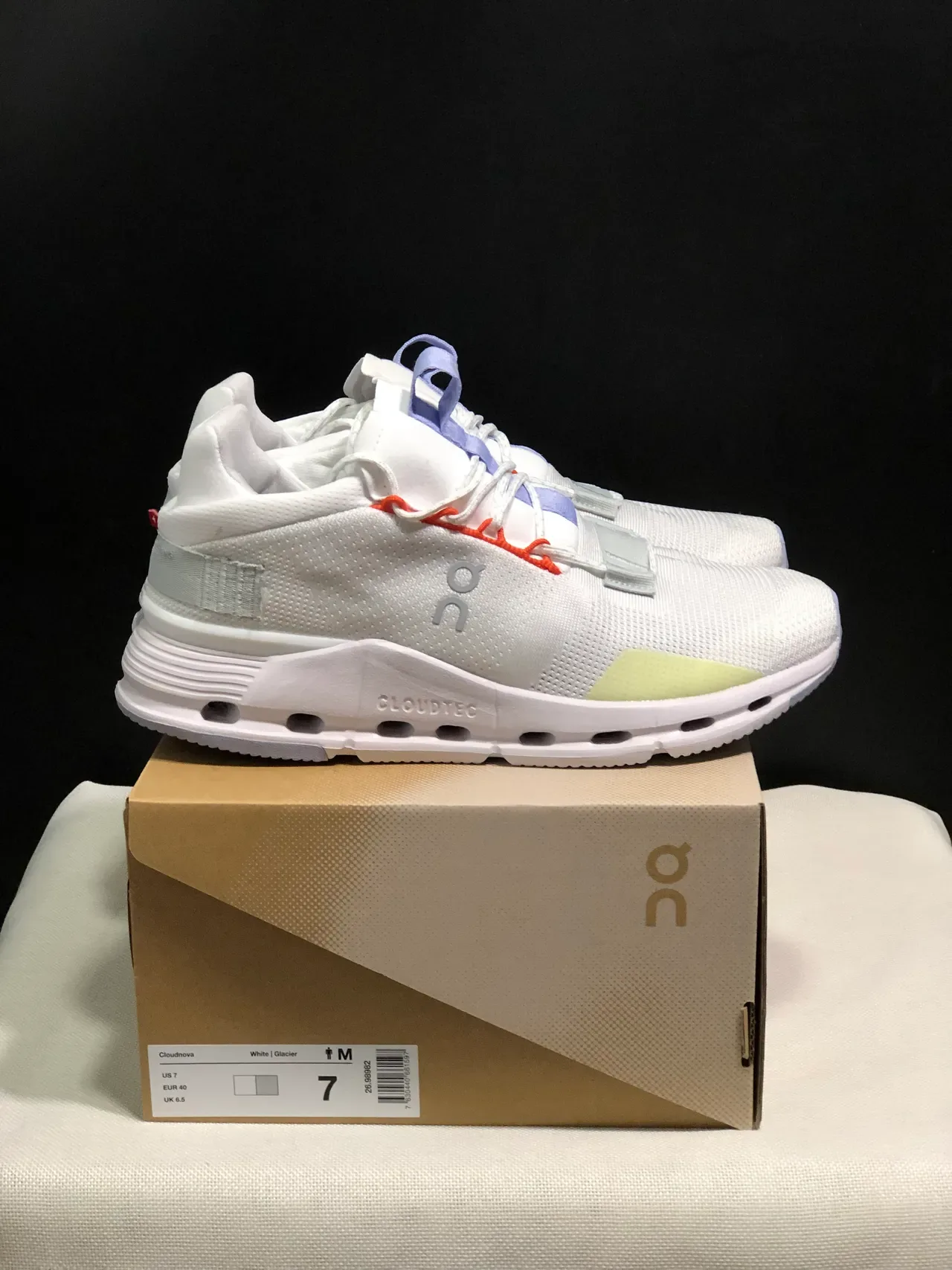 On 白紫色工程网面鞋面中足带式闭合生活方式运动鞋 6
