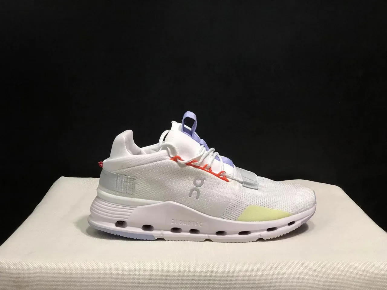 On 白紫色工程网面鞋面中足带式闭合生活方式运动鞋 9