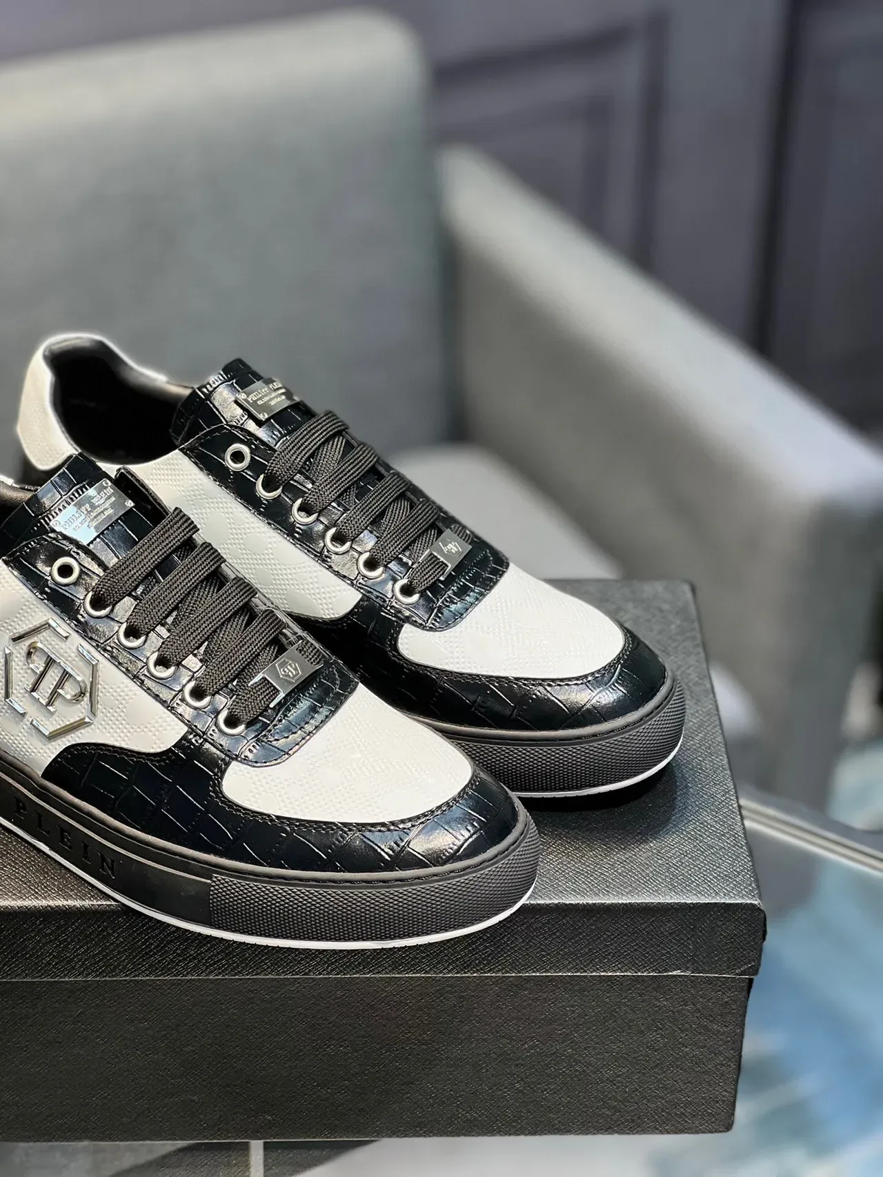 Philipp Plein Sport Tênis Lifestyle Preto Branco Patente Croc-Embossed Overlays Painéis Texturizados 8
