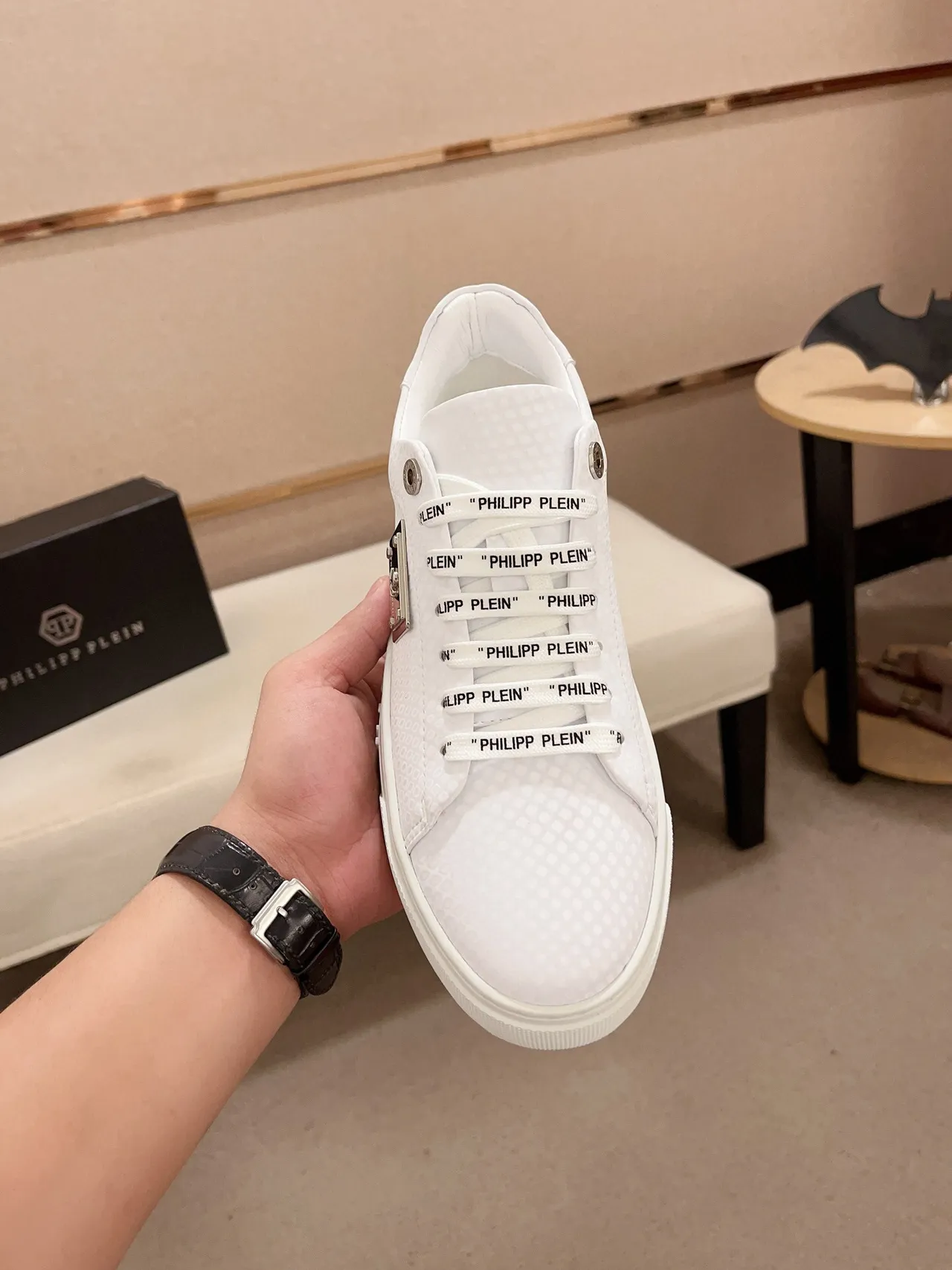 Philipp Plein أحذية رياضية أسلوب حياة بيضاء وخضراء من جلد نصي مع أربطة مربوطة بعلامة تجارية 2