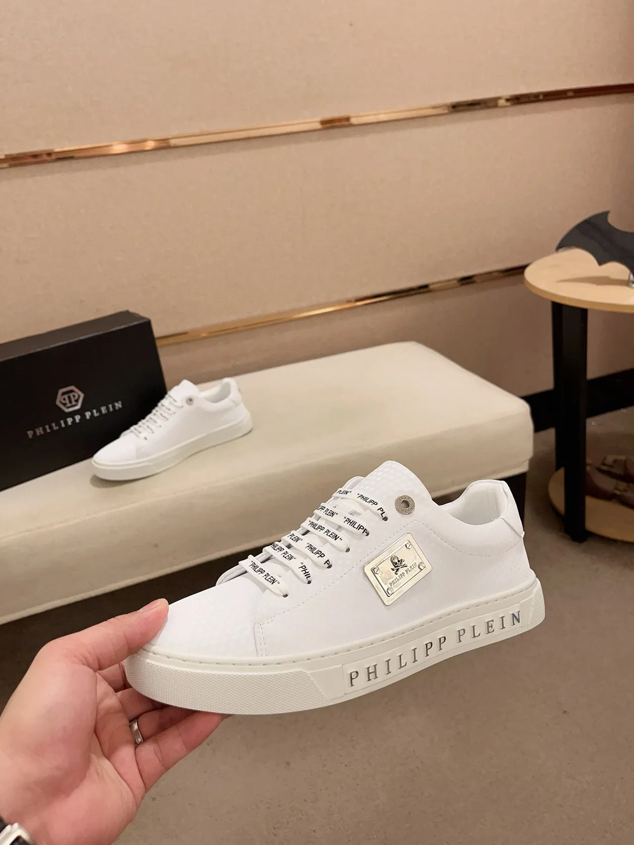 Philipp Plein أحذية رياضية أسلوب حياة بيضاء وخضراء من جلد نصي مع أربطة مربوطة بعلامة تجارية 3