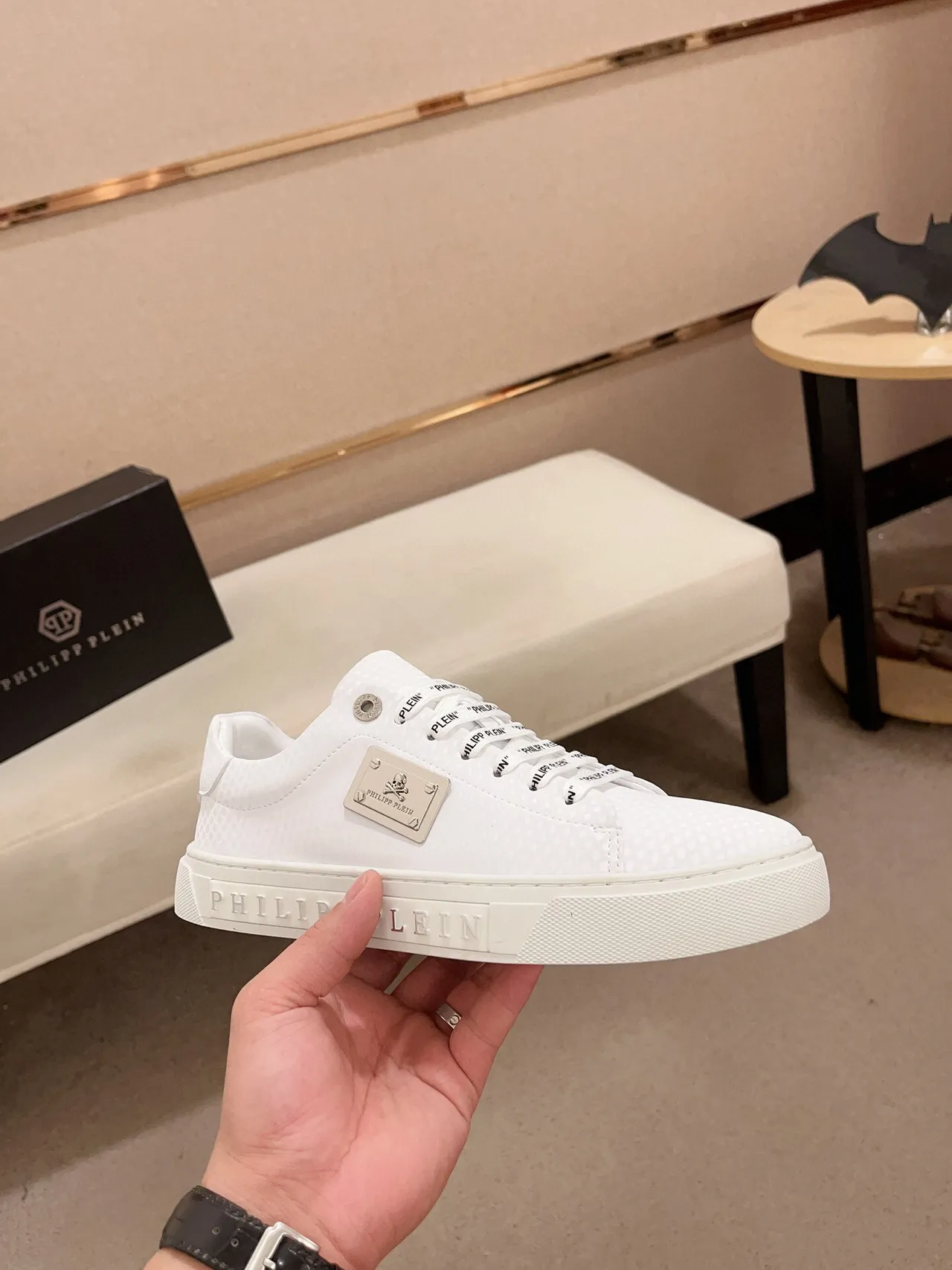 Philipp Plein أحذية رياضية أسلوب حياة بيضاء وخضراء من جلد نصي مع أربطة مربوطة بعلامة تجارية 4
