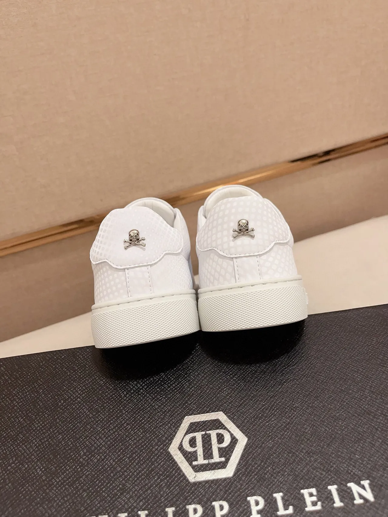 Philipp Plein أحذية رياضية أسلوب حياة بيضاء وخضراء من جلد نصي مع أربطة مربوطة بعلامة تجارية 8
