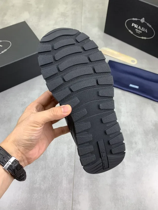 Prada Sneaker Híbrido Cuero-Malla Todo Negro Estilo de Vida 3