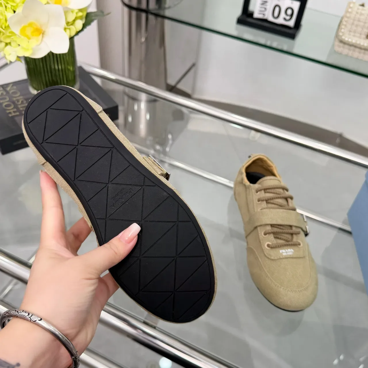 Prada Bege Preto Sapatos Canvas Fivela Metal Forma C 2