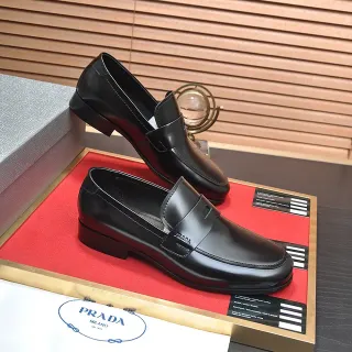 Prada Mocassins en Cuir Noir avec Sangle Penny Loafer