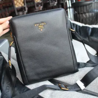 Prada Bolsa Cruzada Preta de Couro Texturizado com Zíper Superior